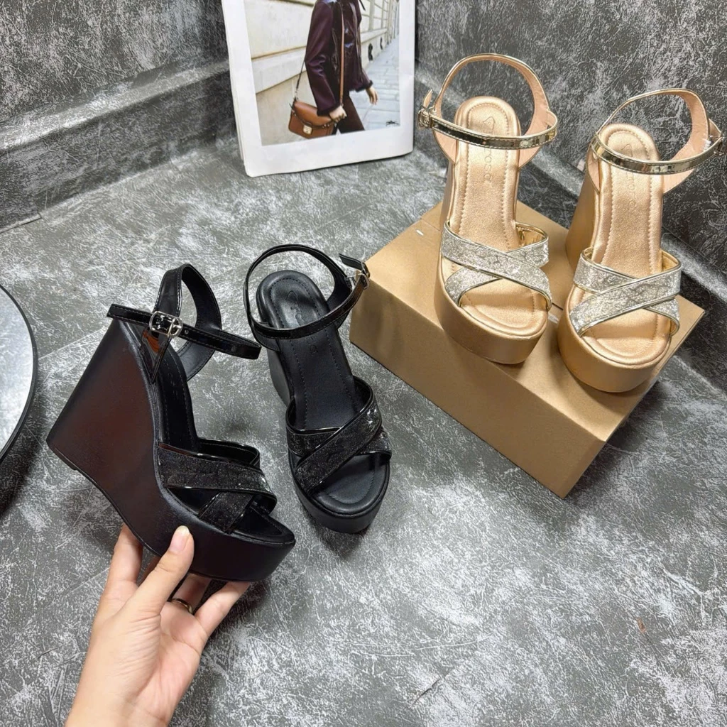 Mặc áo dài đi tiệc mà chân không thoải mái, tôi đã học được bài học về chọn giày cao gót như thế nào