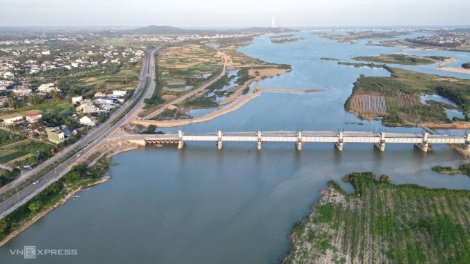 Cầu đập d&acirc;ng nối bờ bắc ở n&uacute;t giao với đường Ho&agrave;ng Sa. Ảnh: Phạm Linh