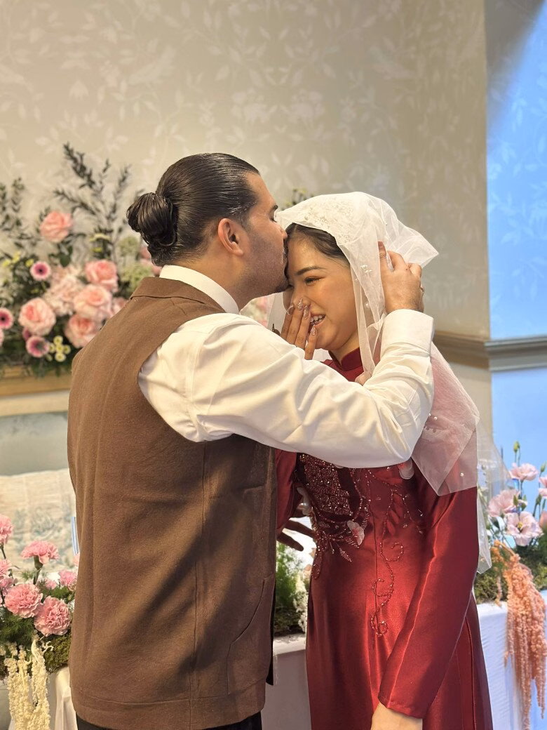 Cầu h&ocirc;n tr&ecirc;n trực thăng