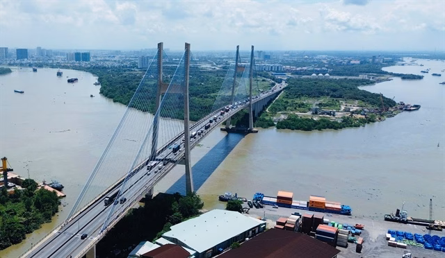 Hiện trạng cầu Ph&uacute; Mỹ thường xuy&ecirc;n qu&aacute; tải. Ảnh: TK