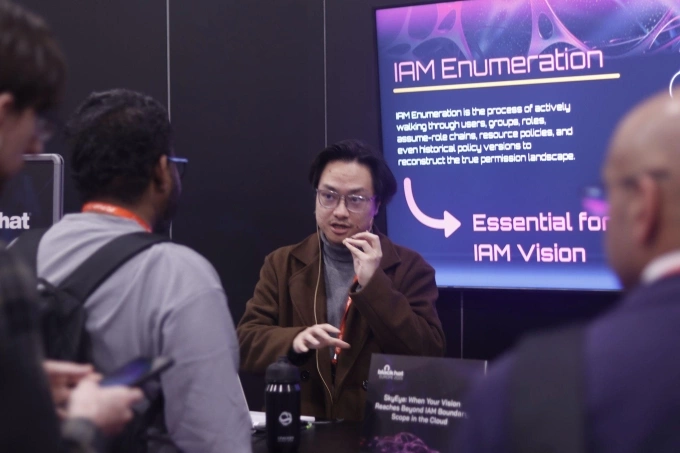 Hồ Anh Minh, th&agrave;nh vi&ecirc;n nh&oacute;m nghi&ecirc;n cứu tr&igrave;nh b&agrave;y về &yacute; tưởng nghi&ecirc;n cứu SkyEye tại hội thảo Black Hat Europe 2025, London, Vương quốc Anh. Ảnh: Nh&acirc;n vật cung cấp