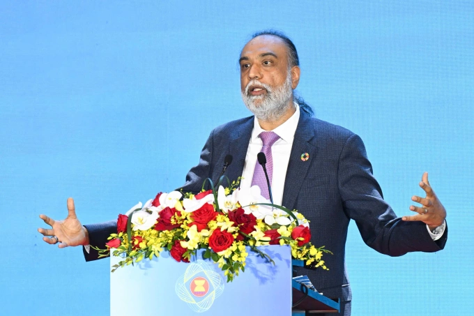 Phó tổng thư ký Liên Hợp Quốc Amandeep Singh Gill nói về vai trò của ASEAN trong AI Phó tổng thư ký Liên Hợp Quốc Amandeep Singh Gill tại hội nghị ADGMIN 6