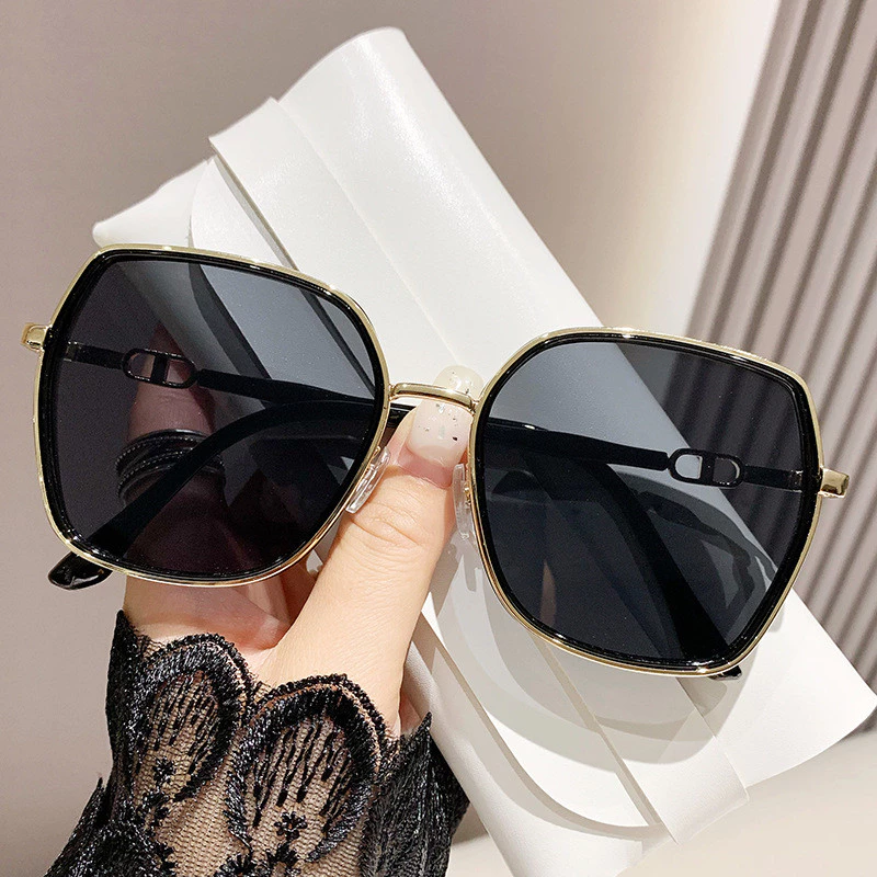 Làm thế nào để chọn kính râm phân cực phù hợp cho chuyến du lịch biển an toàn và thời trang?