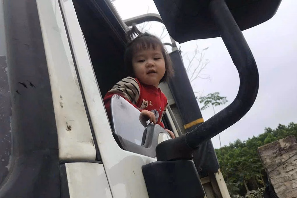 Nữ tài xế lái xe 30 tấn Nữ tài xế lái xe 30 tấn và hành trình đưa con gái theo cùng