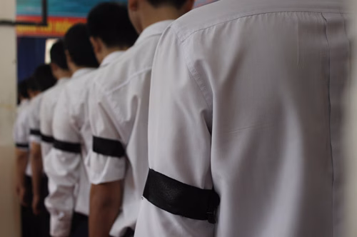 Học sinh đeo băng tang Học sinh đeo băng tang