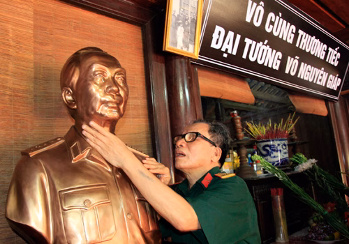Họa sĩ Lê Duy Ứng dự định làm bức tượng Đại tướng MG-3595-9125-1381292656.jpg