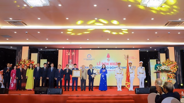 Hiệp hội Doanh nghiệp nhỏ và vừa thành phố Hà Nội đón nhận Huân chương Lao động hạng Nhất Hiệp hội Doanh nghiệp nhỏ và vừa thành phố Hà Nội đón nhận Huân chương Lao động hạng Nhất