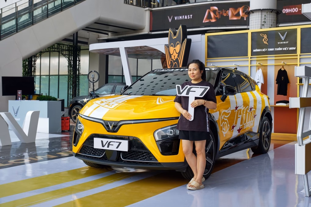 Khách hàng lái thử VF7