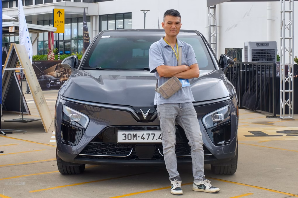 Anh Nguyễn Thọ Khôi lái thử VF7