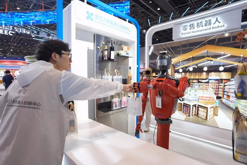 Một con robot hình người được nhìn thấy tại một triển lãm ở Ninh Ba.