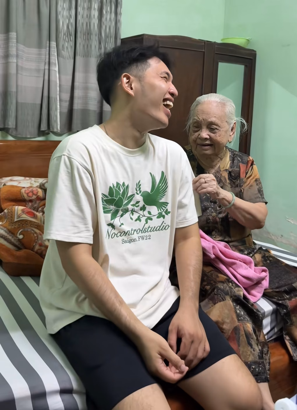 Tình cảm bà cháu Các video do anh Thủy thực hiện như những thước phim kỷ niệm lưu giữ tình cảm với bà nội