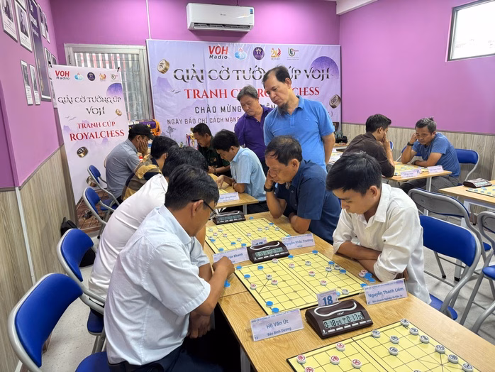 Các kỳ thủ tranh tài sôi nổi