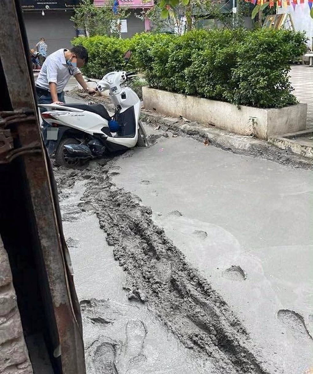 Người đàn ông vẫn cố tình đi tiếp không dừng lại gây hỏng cả con đường mới làm Người đàn ông vẫn cố tình đi tiếp không dừng lại gây hỏng cả con đường mới làm