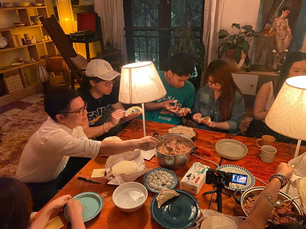 Không gian độc đáo: Nơi người lạ nấu ăn, khiêu vũ và trò chuyện đến sáng -1 Không gian độc đáo: Nơi người lạ nấu ăn, khiêu vũ và trò chuyện đến sáng -1