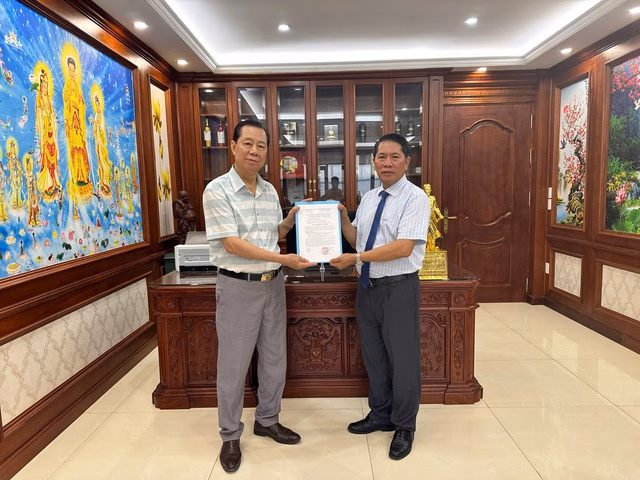 Ông Nguyễn Hữu Tuấn - Phó Chủ tịch Thường trực HĐQT trao quyết định bổ nhiệm chức Tổng Giám đốc Công ty Cổ phần Công Nghệ Vệ Tinh Quốc Gia Việt Nam cho ông Tống Văn Sông. Ông Nguyễn Hữu Tuấn - Phó Chủ tịch Thường trực HĐQT trao quyết định bổ nhiệm chức Tổng Giám đốc Công ty Cổ phần Công Nghệ Vệ Tinh Quốc Gia Việt Nam cho ông Tống Văn Sông.