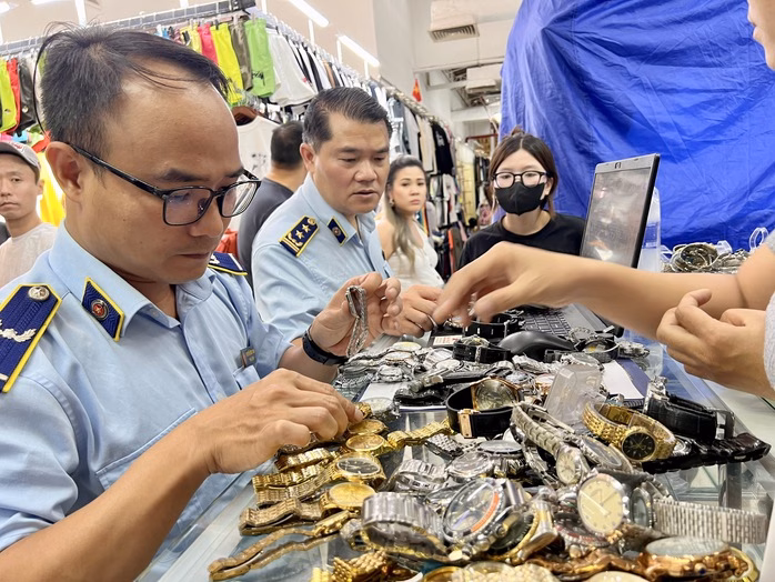 Phòng Nghiệp vụ Quản lý thị trường thuộc Cục Quản lý và Phát triển thị trường trong nước kiểm tra và thu giữ hàng giả tại Saigon Square