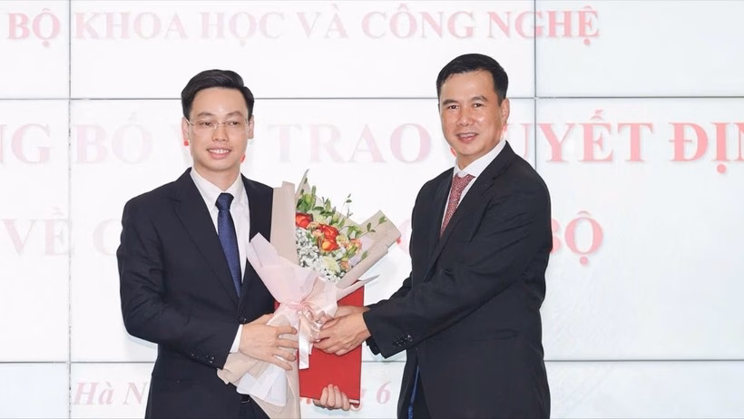 Thứ trưởng Bùi Thế Duy trao quyết định cho ông Trần Quang Hưng Thứ trưởng Bùi Thế Duy trao Quyết định Điều động và bổ nhiệm ông Trần Quang Hưng