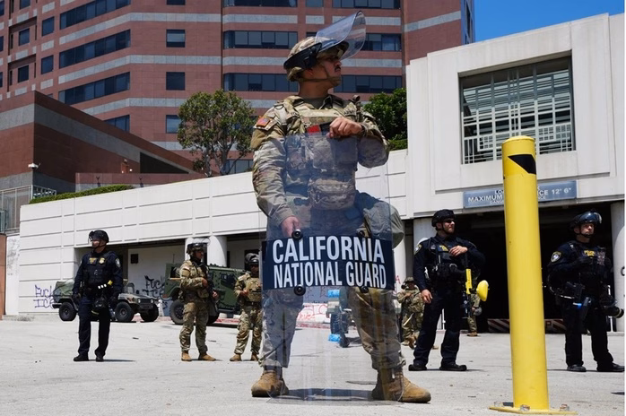 Lực lượng Vệ binh Quốc gia và Thủy quân lục chiến Mỹ tại Los Angeles Tổng thống Donald Trump và lực lượng quân sự tại Los Angeles