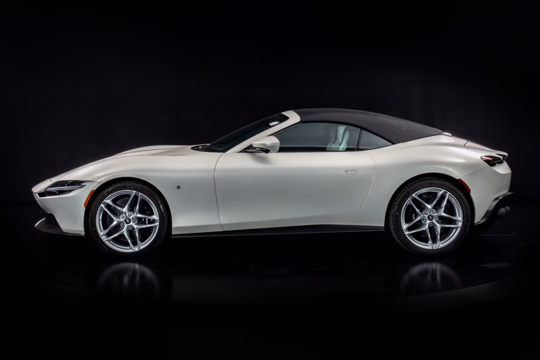 Ferrari hé lộ màu sơn độc đáo lấy cảm hứng từ lịch sử đua xe Bên cạnh đỏ và xanh lá, trắng là tông màu thứ 3 trên quốc kỳ Italy. Màu sơn Bianco Italia trên chiếc Roma Spider này được chế tác với 4 lớp, mang đến hiệu ứng thị giác ấn tượng.