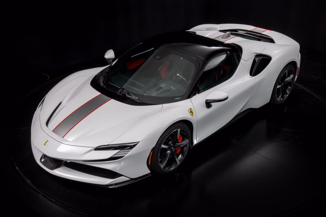 Ferrari hé lộ màu sơn độc đáo lấy cảm hứng từ lịch sử đua xe Ferrari 340 MM Vignale là mẫu xe từng tham dự chặng đua "nghìn dặm" Mille Miglia khắc nghiệt. Tùy chọn màu sơn Bianco Mille Miglia từ chương trình cá nhân hóa Personalisation được chế tác tỉ mỉ với 3 lớp độc lập.