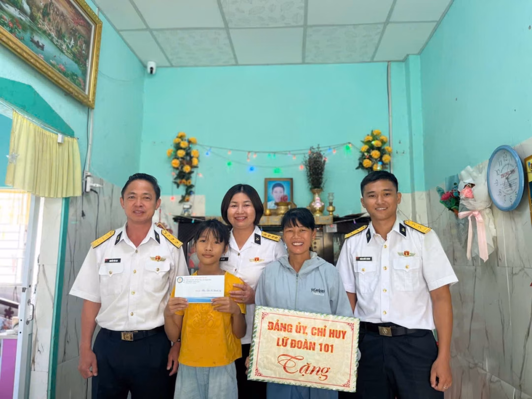 Lữ đoàn 101 thăm, tặng quà con ngư dân