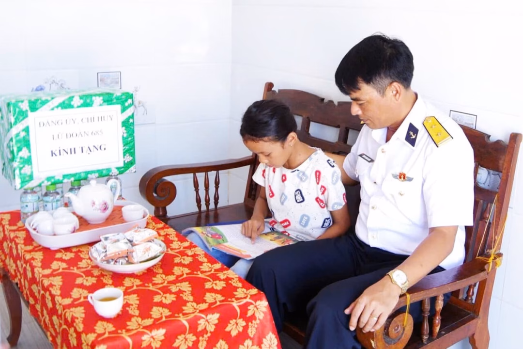 Vượt sóng lớn đưa ngư dân bị bệnh nặng về đất liền