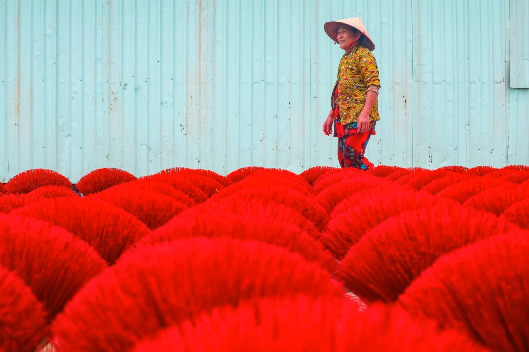 Công nhân phơi nhang tại một xưởng nhỏ ở TP.HCM ngày 19/6/2025. (Ảnh: Anadolu)