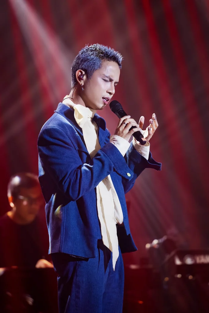 Neko Lê hát ballad trong show phòng trà gây tranh cãi
