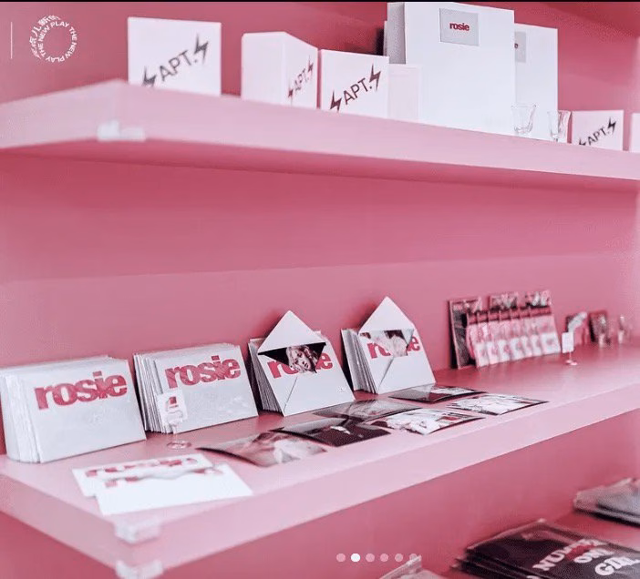Rosé BLACKPINK mở cửa hàng pop-up tại Singapore trước concert của nhóm Hinh anh Rosé (BLACKPINK) mang pop-up store “Rosie” đến Singapore 5