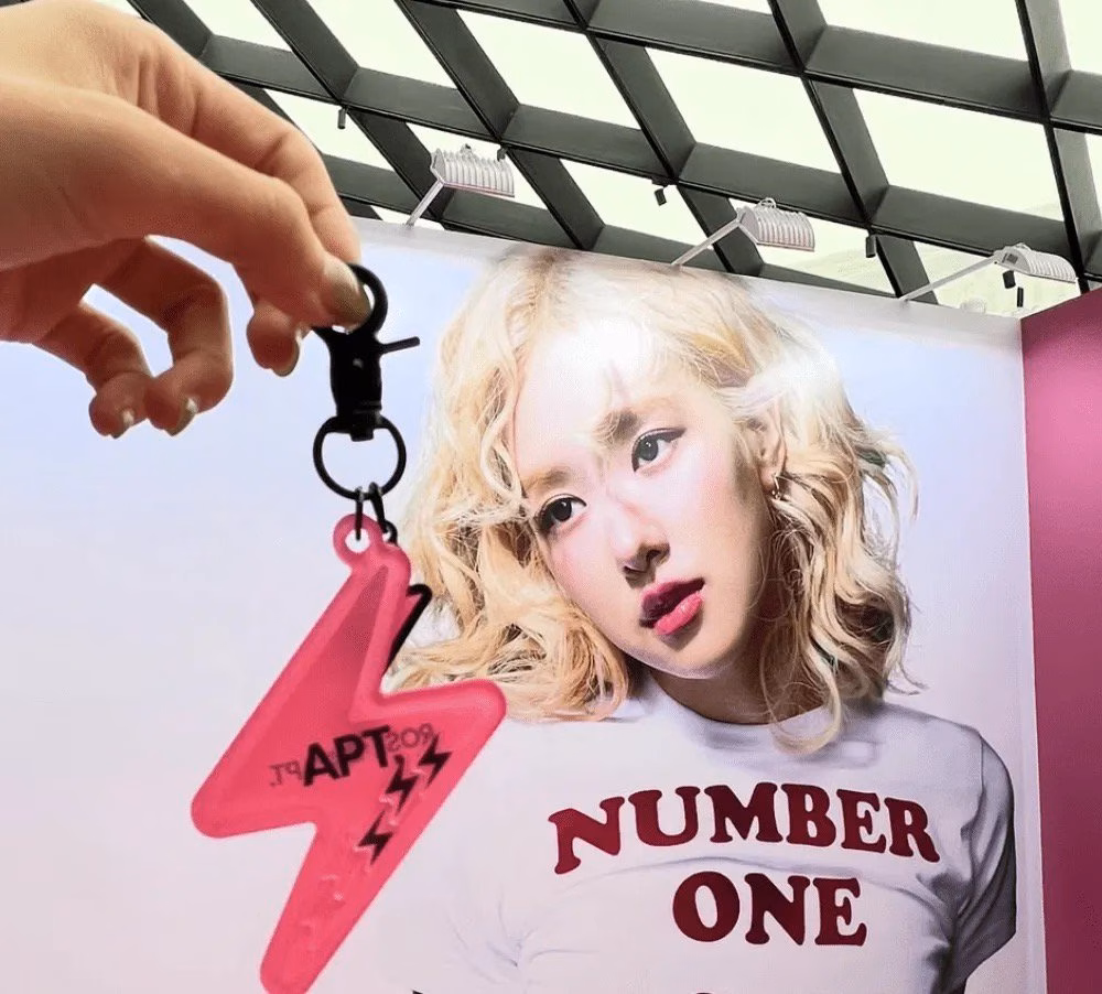 Rosé BLACKPINK mở cửa hàng pop-up tại Singapore trước concert của nhóm Hinh anh Rosé (BLACKPINK) mang pop-up store “Rosie” đến Singapore 2