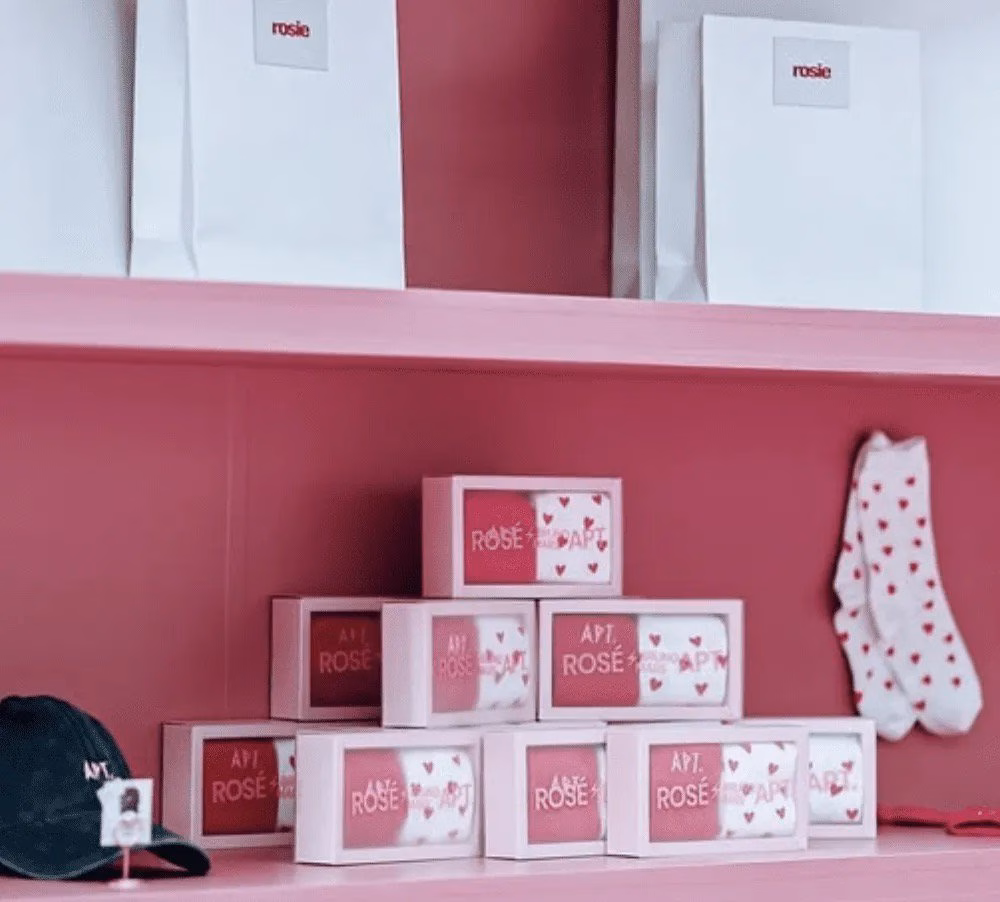 Rosé BLACKPINK mở cửa hàng pop-up tại Singapore trước concert của nhóm Hinh anh Rosé (BLACKPINK) mang pop-up store “Rosie” đến Singapore 3