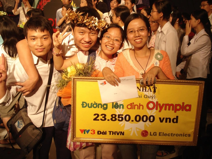 Trường THPT Tăng Bạt Hổ tổ chức lễ kỷ niệm 70 năm thành lập Huỳnh Anh Vũ (người đội vòng nguyệt quế) cùng bạn bè trong niềm vui chiến thắng Olympia năm 2008 - Ảnh: TRƯỜNG ĐĂNG