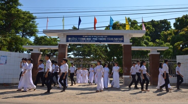 Trường THPT Tăng Bạt Hổ tổ chức lễ kỷ niệm 70 năm thành lập Trường TH Tăng Bạt Hổ - Bồng Sơn trước năm 1975 - Ảnh: Tư liệu nhà trường
