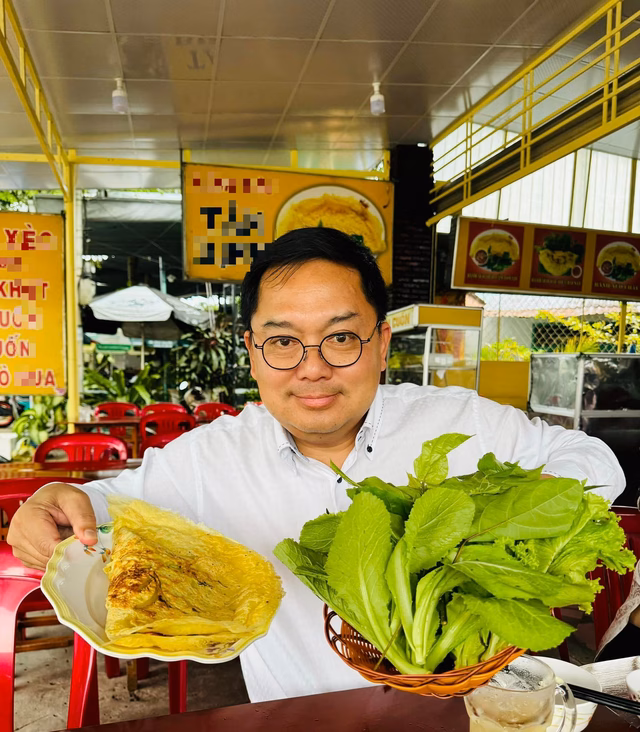 Doanh nhân Hoàng Nam Tiến: Khám phá ẩm thực Việt với tình yêu và đam mê Đặc biệt, với ông, niềm vui khi được ăn những món ăn ngon không nằm ở giá trị chúng đáng bao nhiêu mà là hương vị của những món ăn đó luôn có những nét đặc trưng mà không đâu có được. Có lẽ những nét mộc mạc đó là những giá trị tinh hoa ẩm thực mà ông Tiến luôn hướng đến trong cuộc sống này.