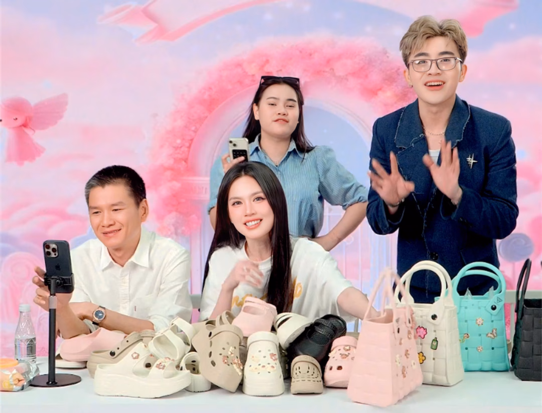 Một trong các buổi livestream bán hàng dép NESTY có sự tham gia của Chủ tịch Công ty dép NESTY - ông Tạ Văn Thành và một số ca sĩ, nghệ sỹ thu hút sự quan tâm lớn của người dân
