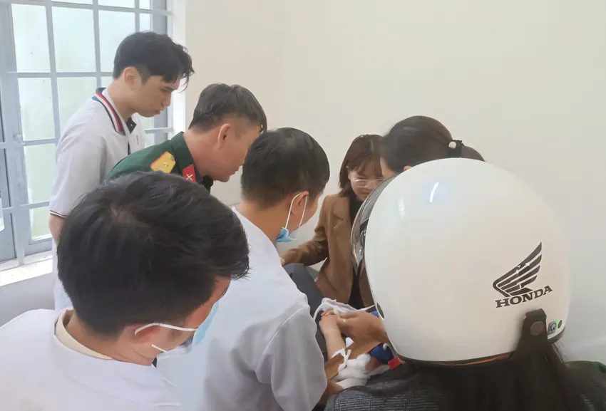 Xe khách chở đoàn sinh viên từ thiện gặp tai nạn, 5 người bị thương Nhân viên y tế sơ cứu cho sinh viên bị thương trong vụ lật xe. Ảnh: TRÙNG DƯƠNG