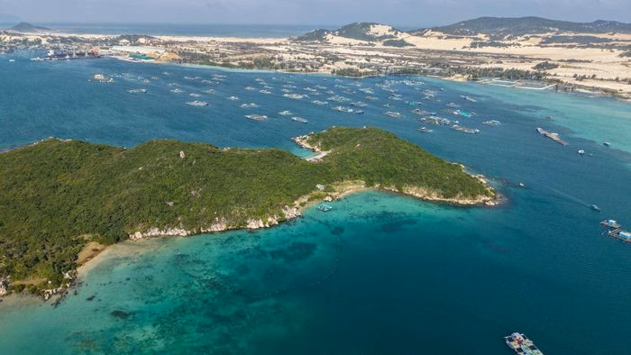 B&atilde;i biển xanh trong tr&ecirc;n đảo C&aacute; Voi