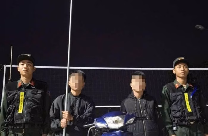 Hai thanh ni&ecirc;n cầm dao ph&oacute;ng lợn tr&ecirc;n xe m&ocirc; t&ocirc; tại Ninh B&igrave;nh