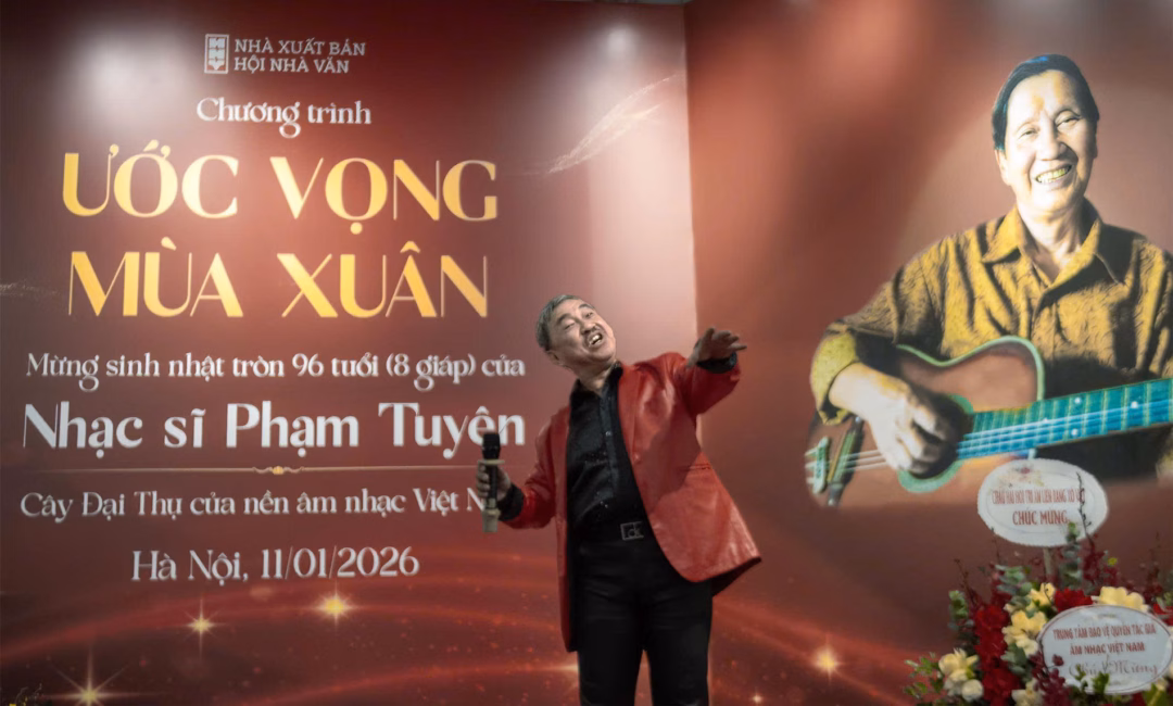 NSƯT Hồng Kỳ biểu diễn trong buổi sinh nhật