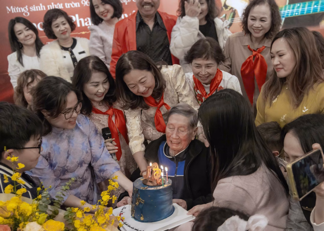 Nhạc sĩ Phạm Tuy&ecirc;n cảm động khi thổi nến sinh nhật