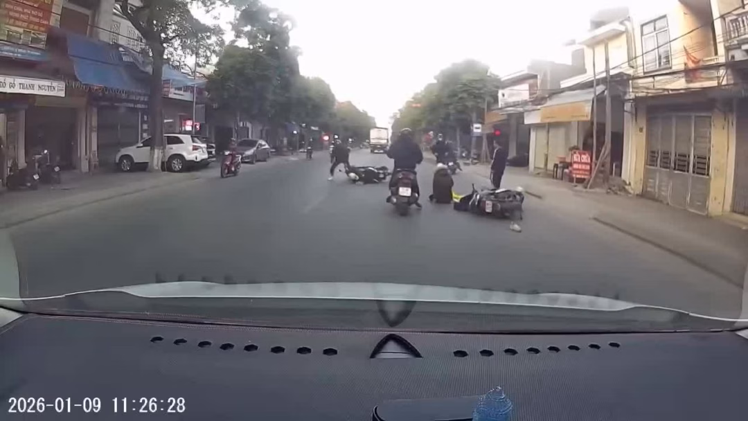 Tai nạn xe m&aacute;y li&ecirc;n ho&agrave;n tại Thanh H&oacute;a, hai người bị chẹt qua