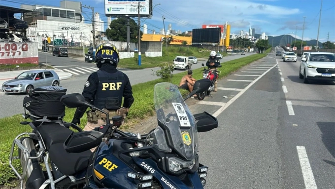 Tay l&aacute;i moto bị thương nhẹ sau khi thực hiện stunt v&agrave; bị cảnh s&aacute;t xử phạt