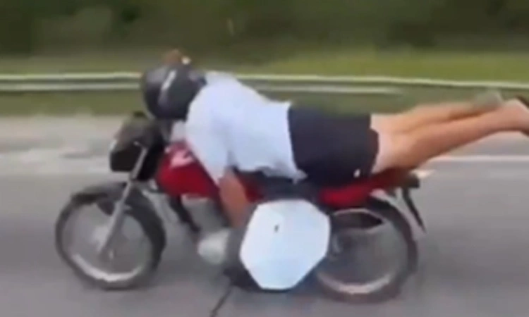 Xe m&aacute;y thực hiện stunt 'đ&oacute;ng vai Si&ecirc;u nh&acirc;n' tr&ecirc;n cao tốc Brazil