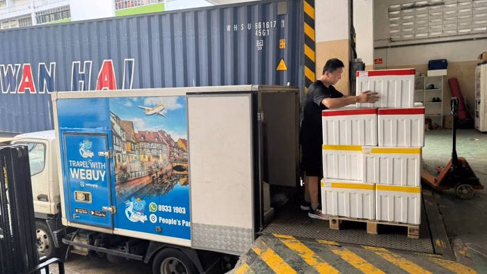 Hàng hóa Trung Quốc tại Webuy Global Nhân viên của Webuy Global đang dỡ container chứa hàng hóa từ Trung Quốc.