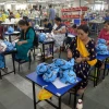 Công nhân tại nhà máy ở Ấn Độ Công nhân làm việc tại một nhà máy ở Jalandhar, bang Punjab, Ấn Độ.