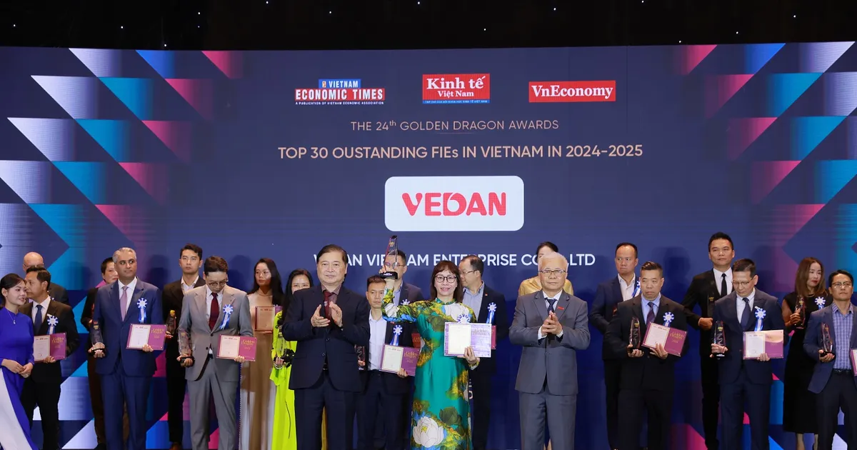 Bà Hà Thị Hòa Bình (Phó Giám đốc) - Đại diện Vedan Việt Nam nhận giải thưởng Rồng Vàng Bà Hà Thị Hòa Bình (Phó Giám đốc) - Đại diện Vedan Việt Nam nhận giải thưởng Rồng Vàng