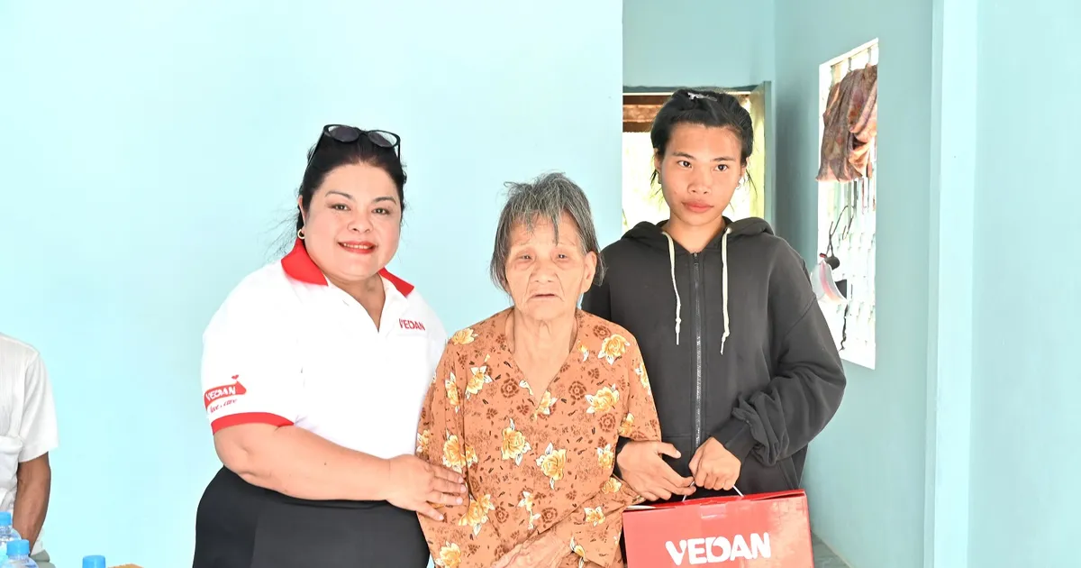 Bà Nguyễn Thu Thủy, đại diện Vedan Việt Nam trao quà cho gia đình Bà Nguyễn Thu Thủy đại diện Vedan Việt Nam trao quà cho gia đình