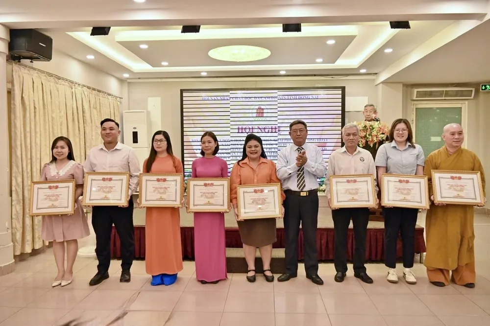 Bà Nguyễn Thu Thủy, Phó Giám đốc Đối ngoại (đứng giữa) đại diện Vedan nhận Bằng tri ân của Trung ương Hội Nạn nhân chất độc da cam Bà Nguyễn Thu Thủy, Phó Giám đốc Đối ngoại (đứng giữa) đại diện Vedan nhận Bằng tri ân của Trung ương Hội nạn nhân chất độc da cam