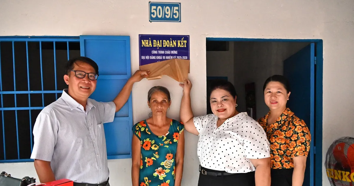 Bà Nguyễn Thu Thủy, Phó Giám đốc Đối ngoại Vedan Việt Nam trao tặng nhà đại đoàn kết cho gia đình bà Huỳnh Thị Lệ Bà Nguyễn Thu Thủy - Phó Giám đốc Đối ngoại Vedan Việt Nam trao tặng nhà Đại đoàn kết cho gia đình bà Huỳnh Thị Lệ