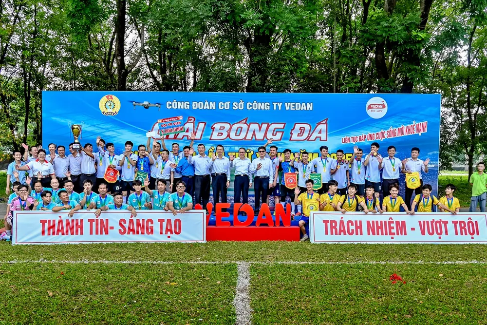 Ban Giám đốc Công ty Vedan chụp ảnh lưu niệm với các đội bóng Ban Giám đốc Công ty Vedan chụp ảnh lưu niệm với các đội bóng.jpg